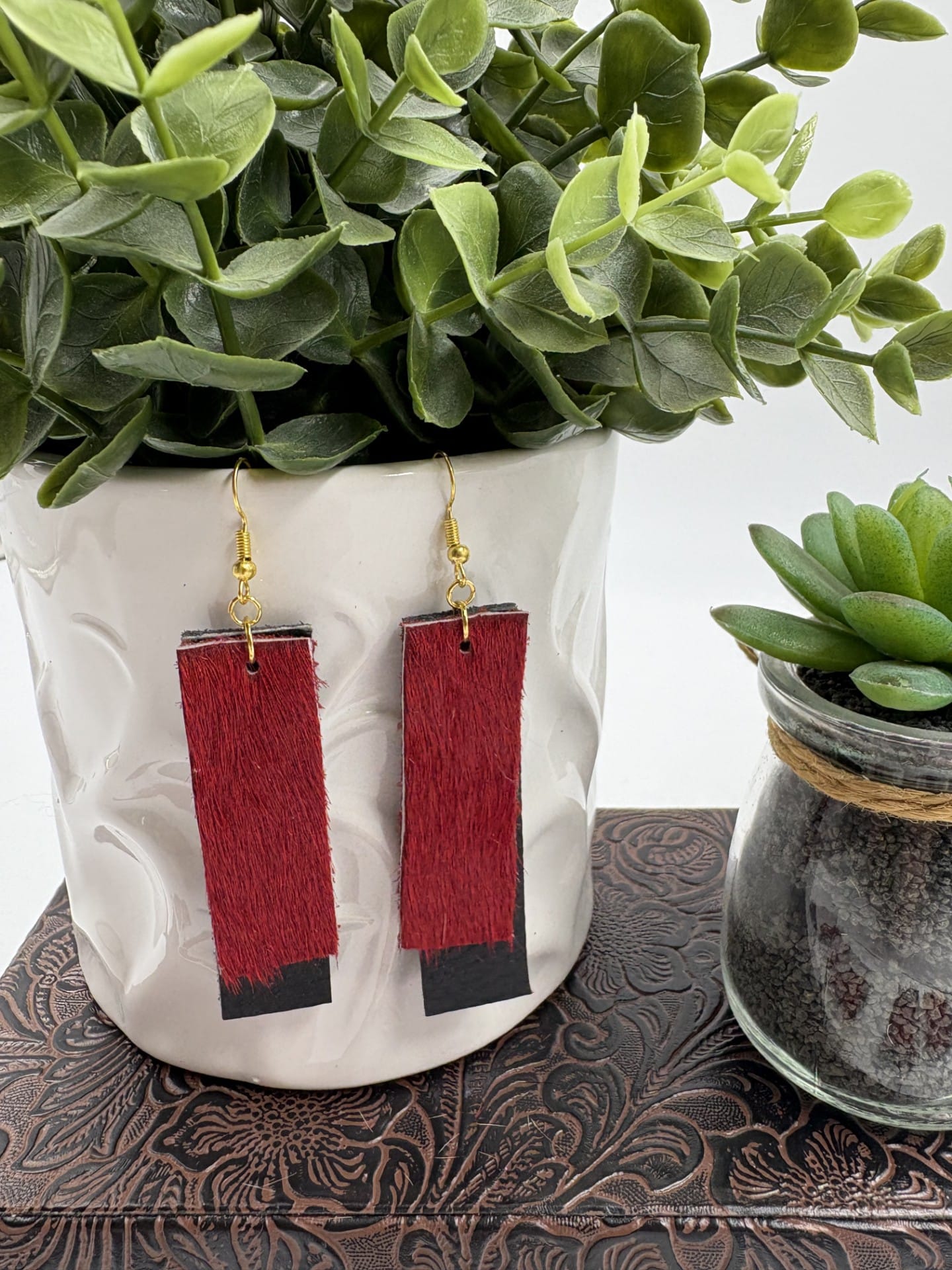 Boucles d'oreilles rouge en fourrure recyclée – Image 2