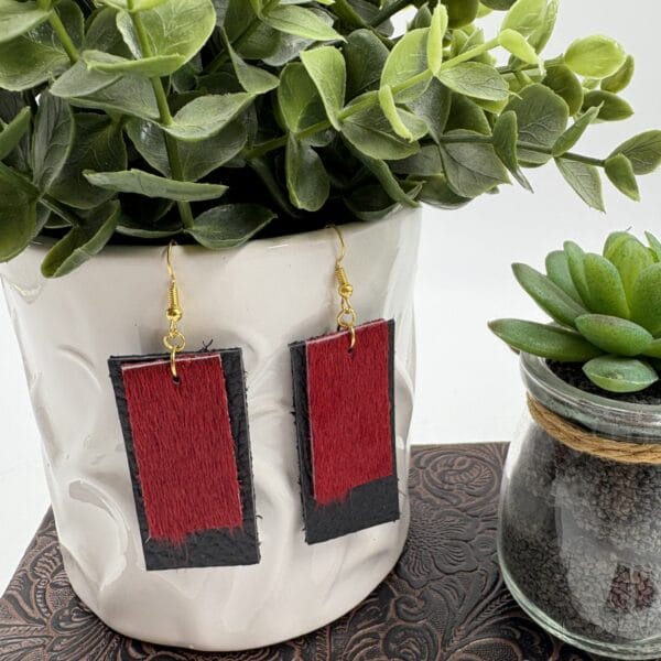 Boucles d'oreilles rouge en fourrure recyclée