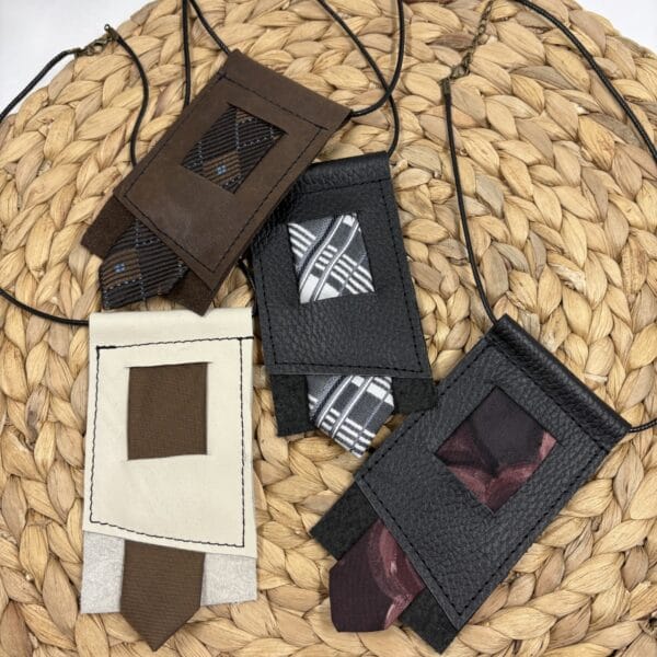 Colliers de cuir et cravate recyclés