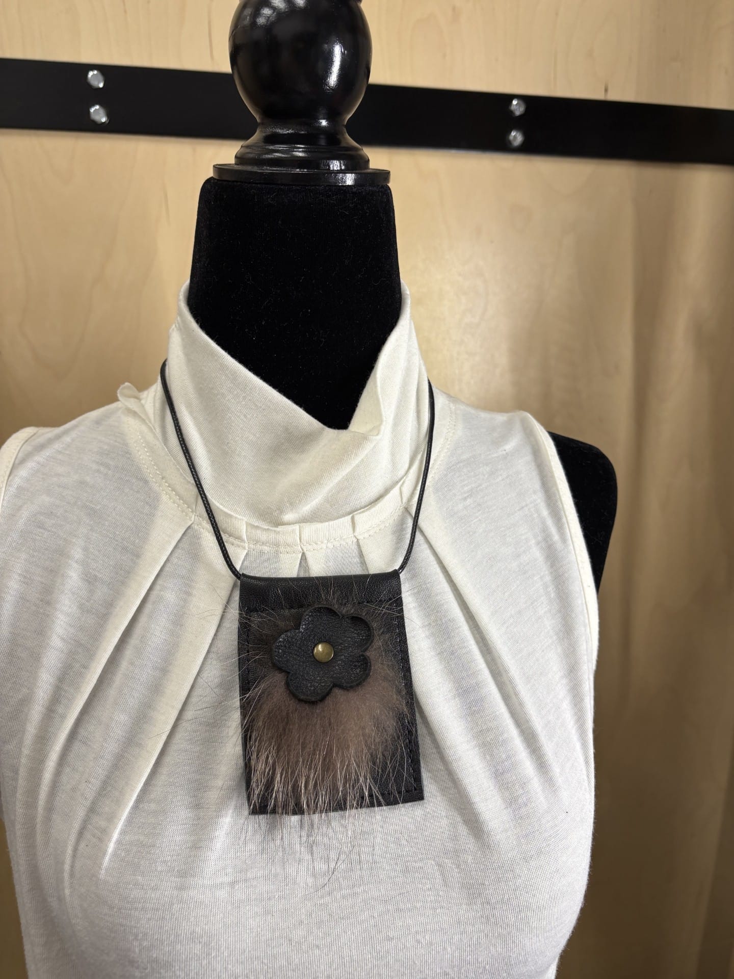 colliers de cuir et fourrure recyclées – Image 3