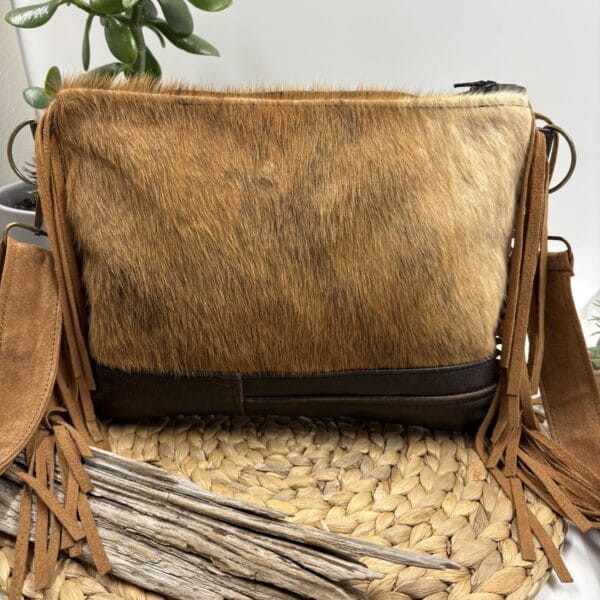 Sac à main en cuir et fourrure de vache recyclée avec franges