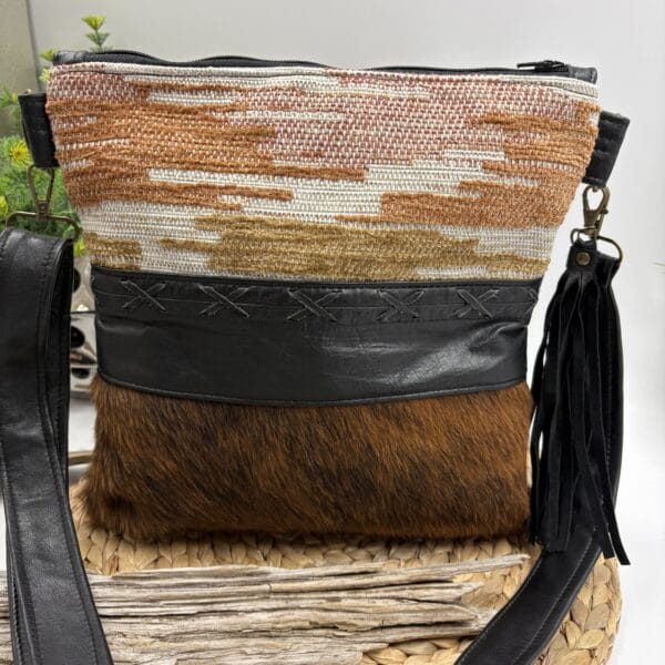 Sac bandoulière en cuir et fourrure de vache recyclée style western bohème