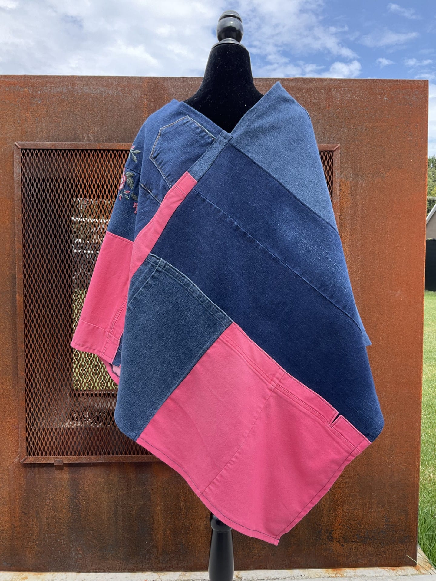 Poncho en jeans recyclé – Image 2