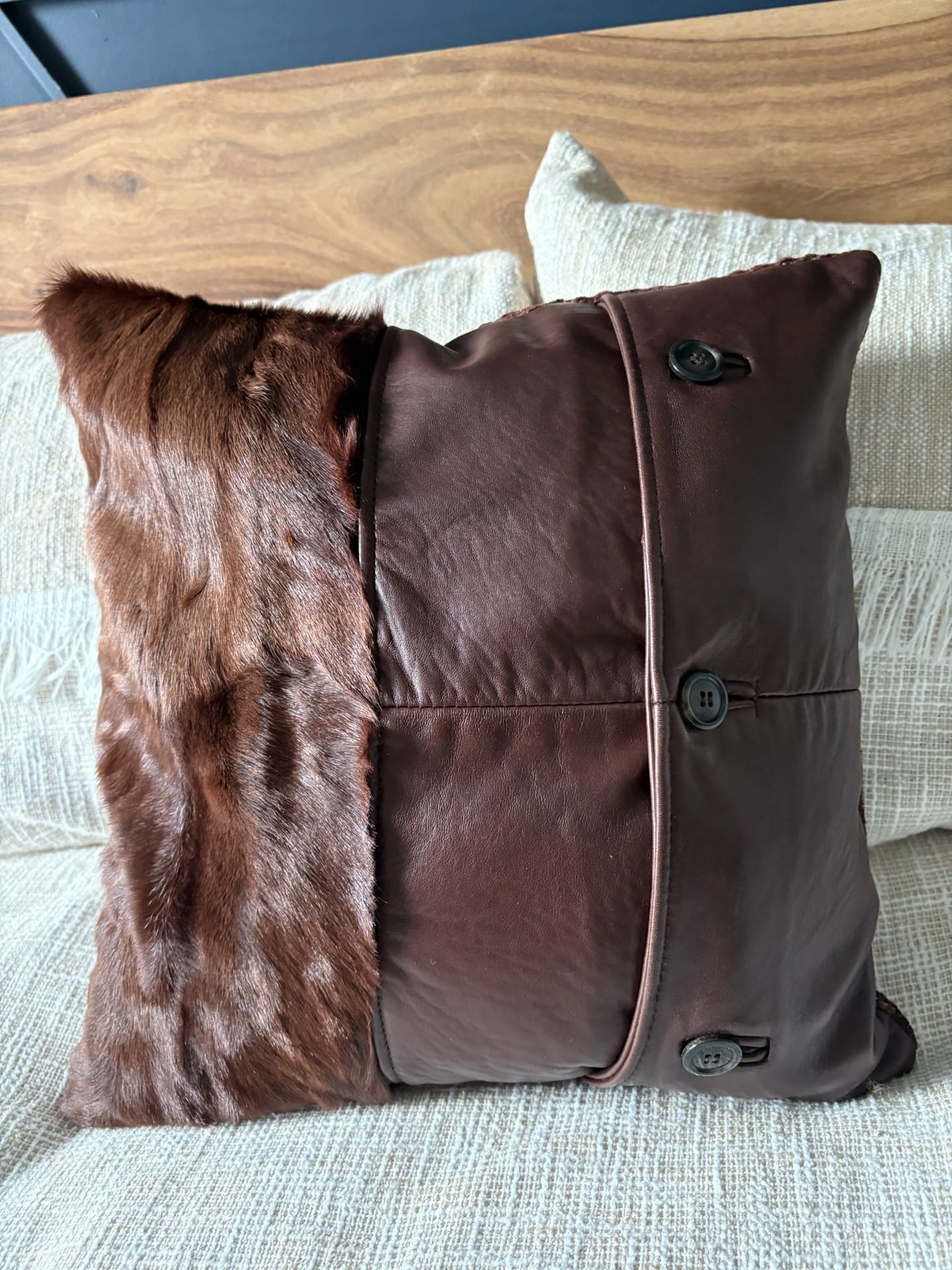 Coussin de cuir et fourrure recyclées