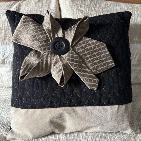 Coussin de suède et tissu recyclés