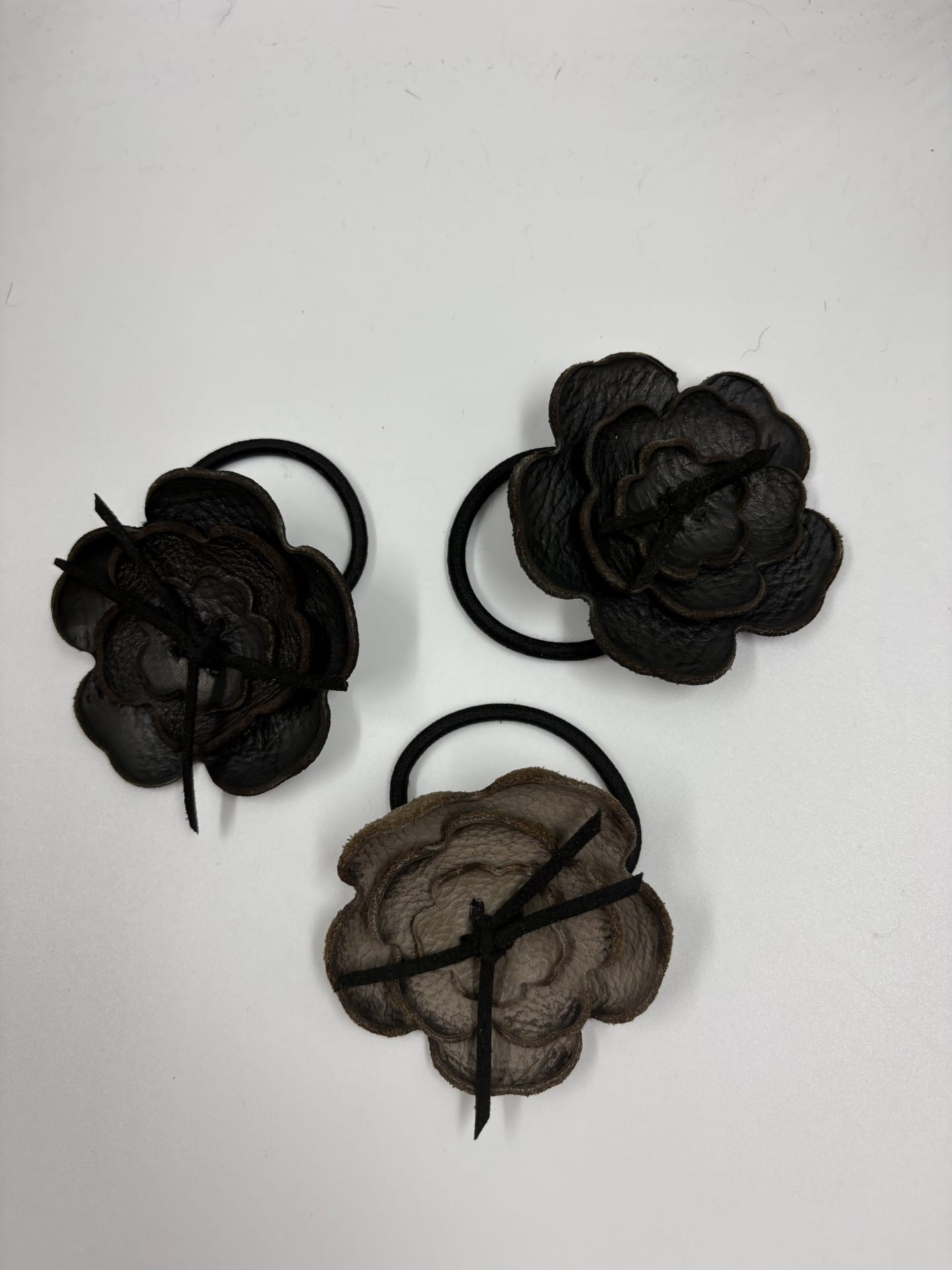 Attaches cheveux en cuir recyclé fleur – Image 2