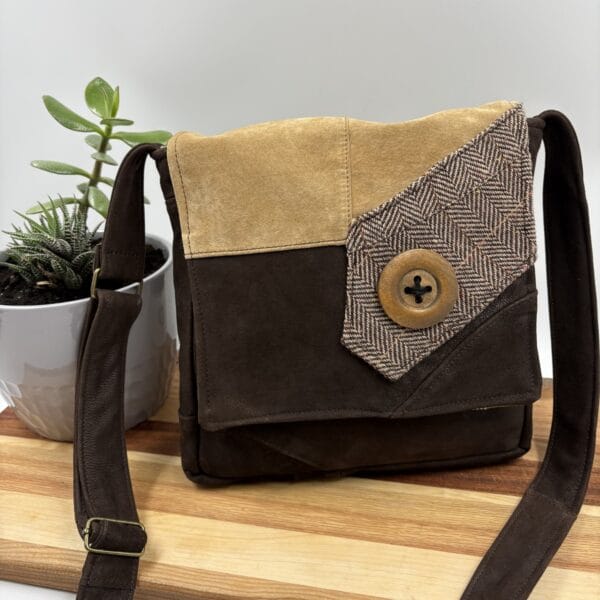 Sac à bandoulière de cuir brun et caramel