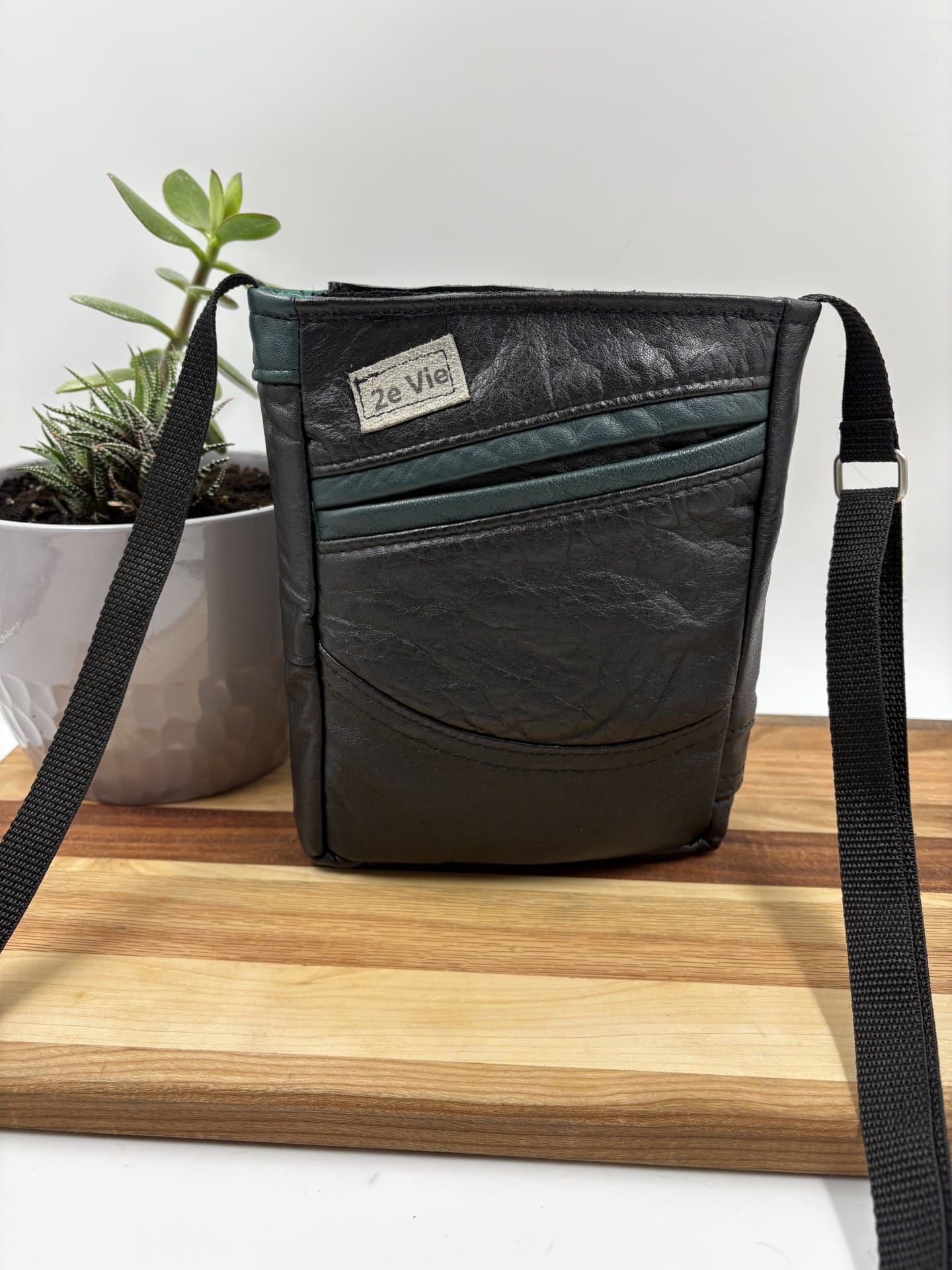 Sac à bandoulière de cuir noir et vert – Image 2