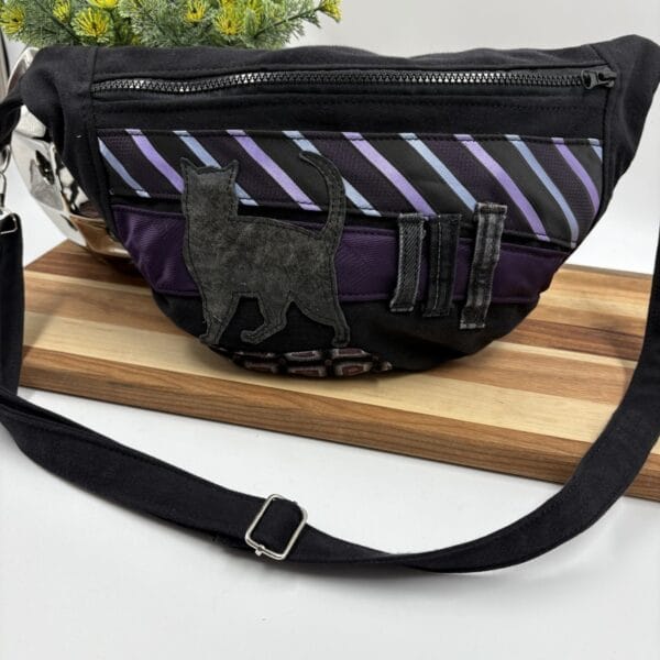 Sac banane en denim noir et chat mauve