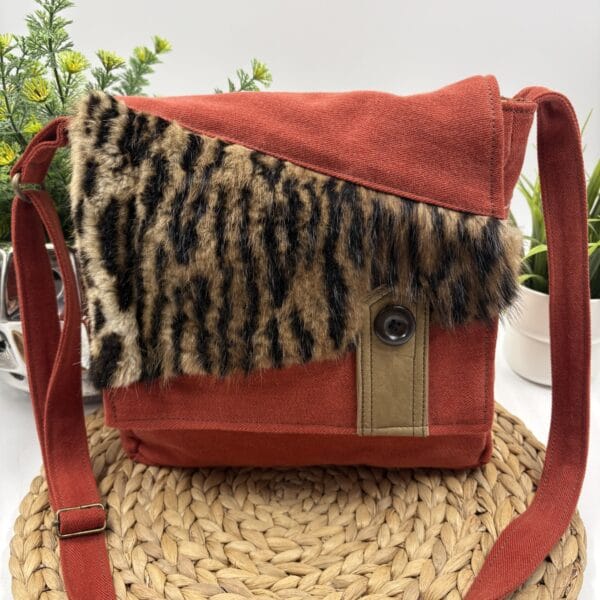 Sac bandoulière en denim orange et fourrure motif animalier