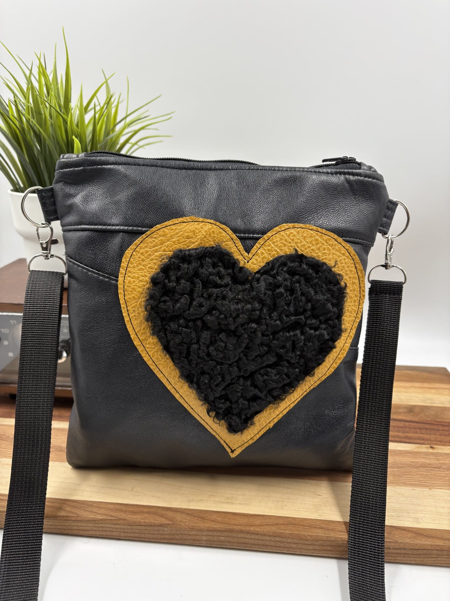 Sac à bandoulière en cuir noir et coeur en mouton de perse