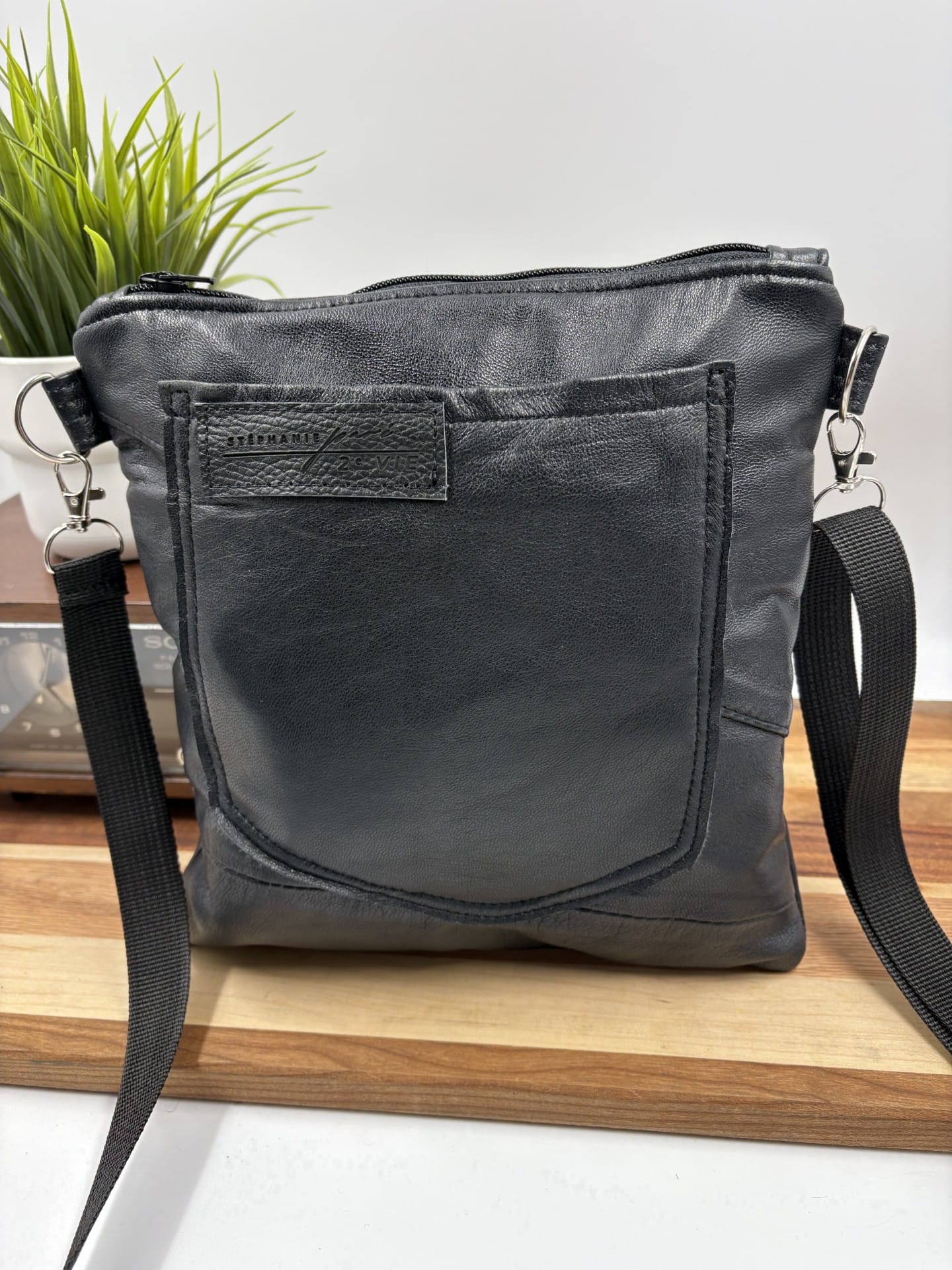 Sac à bandoulière en cuir noir et coeur en mouton de perse – Image 2