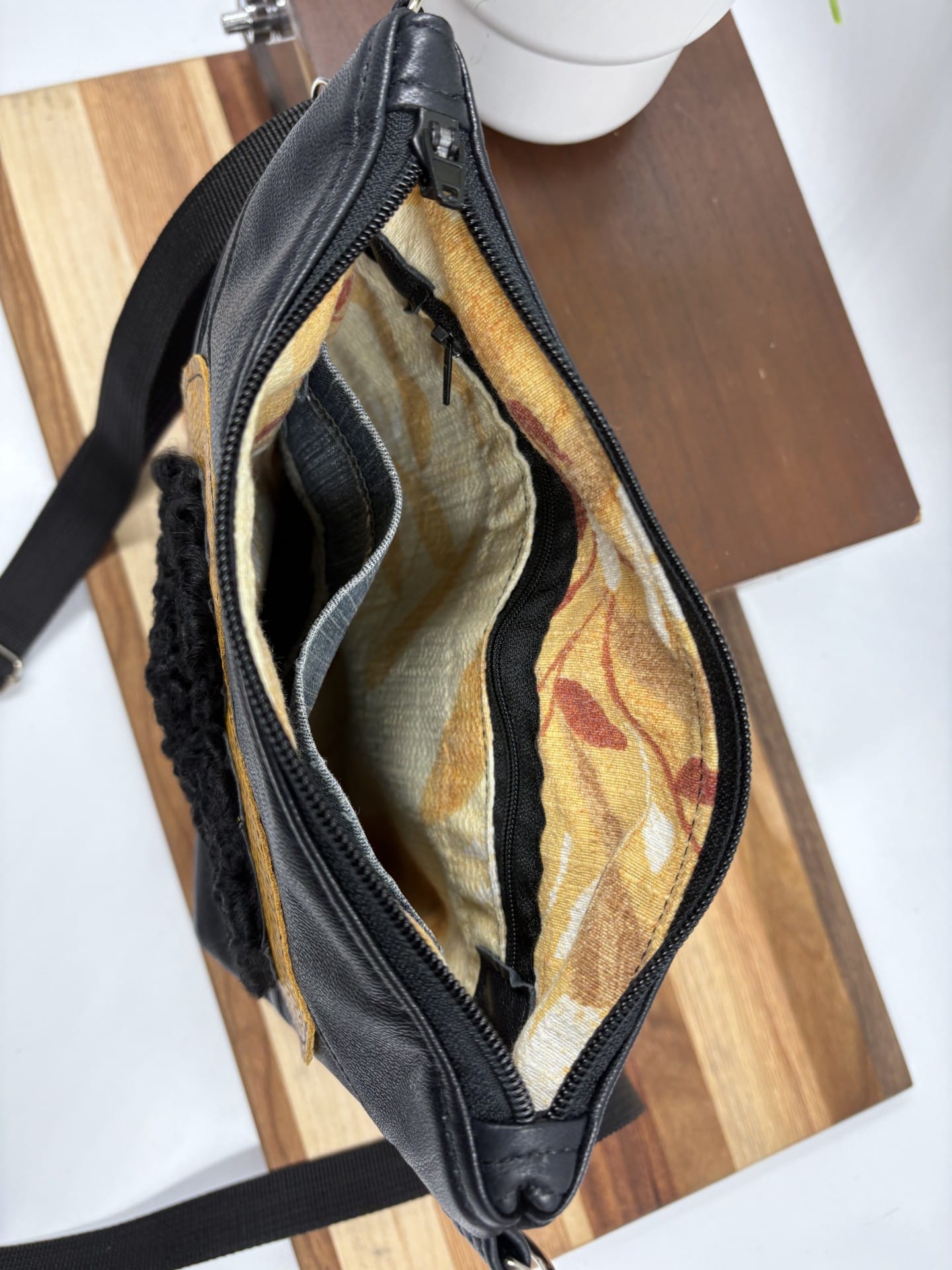 Sac à bandoulière en cuir noir et coeur en mouton de perse – Image 3