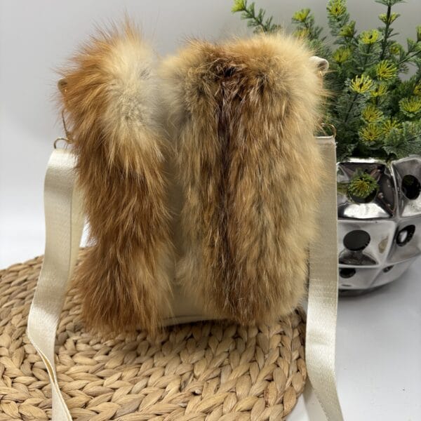 Sac à bandoulière en cuir crème et fourrure recyclée