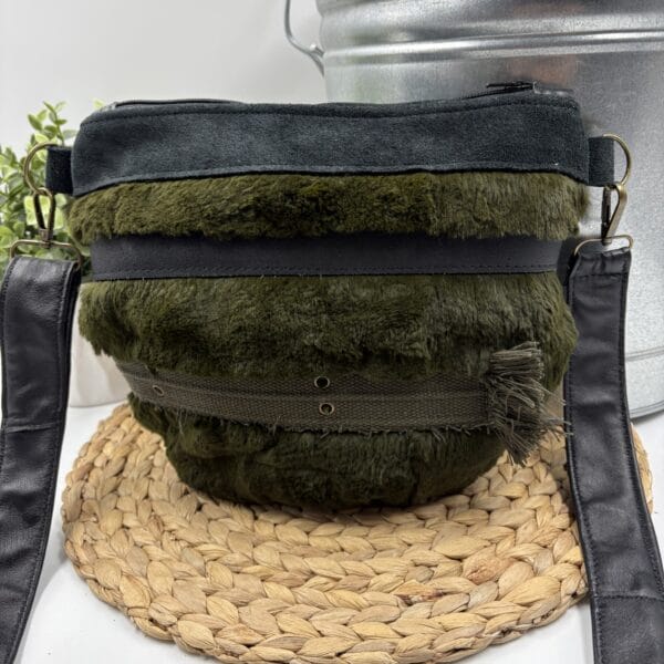 Sac à bandoulière de fourrure vert kaki et cuir suédé noir