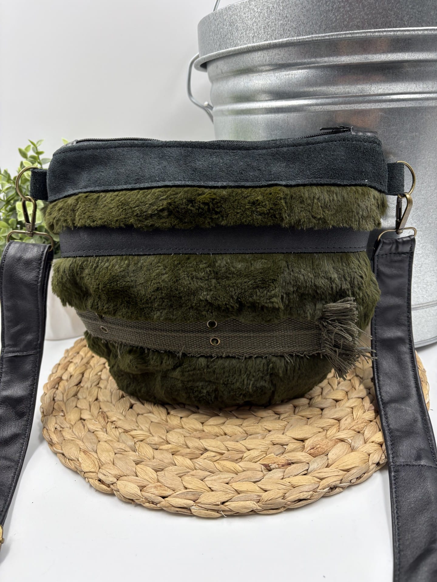 Sac à bandoulière de fourrure vert kaki et cuir suédé noir