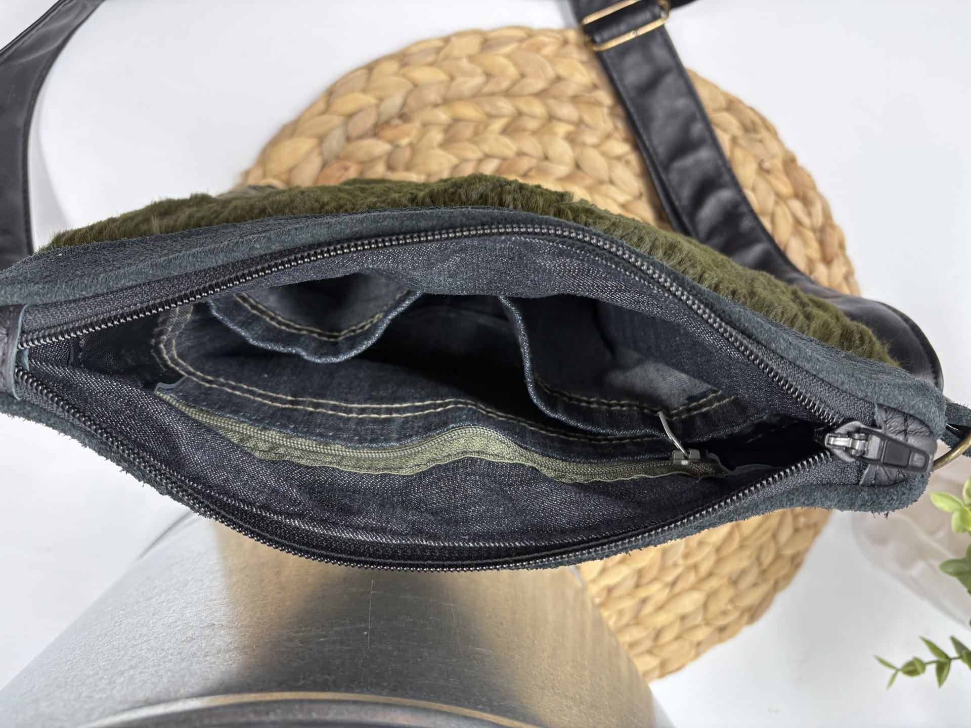Sac à bandoulière de fourrure vert kaki et cuir suédé noir – Image 3