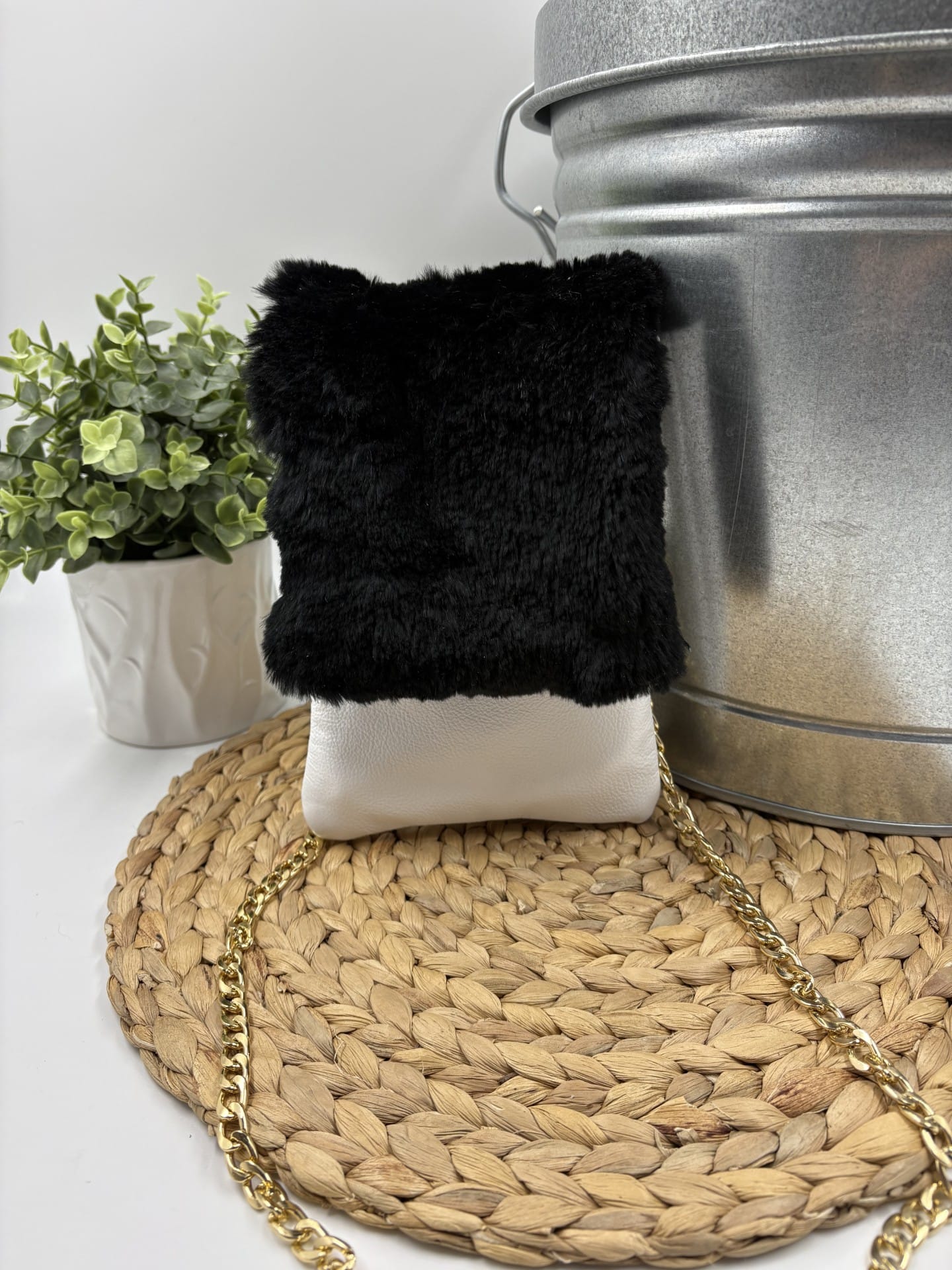 Pochette de cuir blanc et fourrure recyclée noire