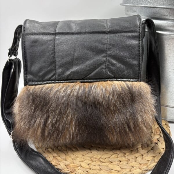 Sac à bandoulière en cuir noir et fourrure recyclée