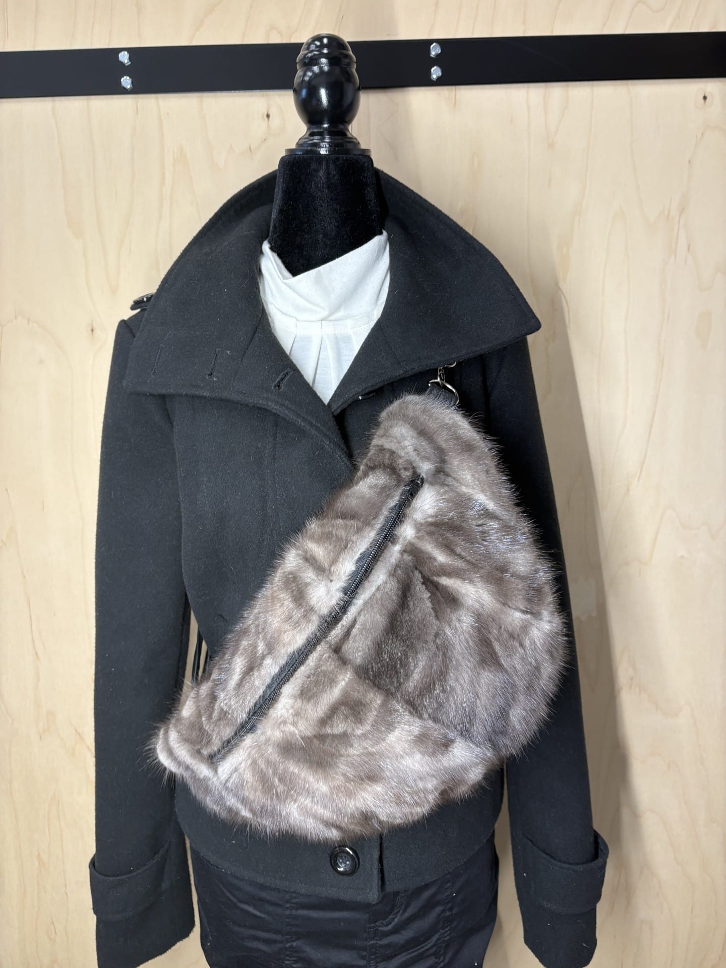 Sac banane de fourrure recyclée en vison gris foncé – Image 4