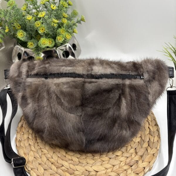 Sac banane de fourrure recyclée en vison gris foncé