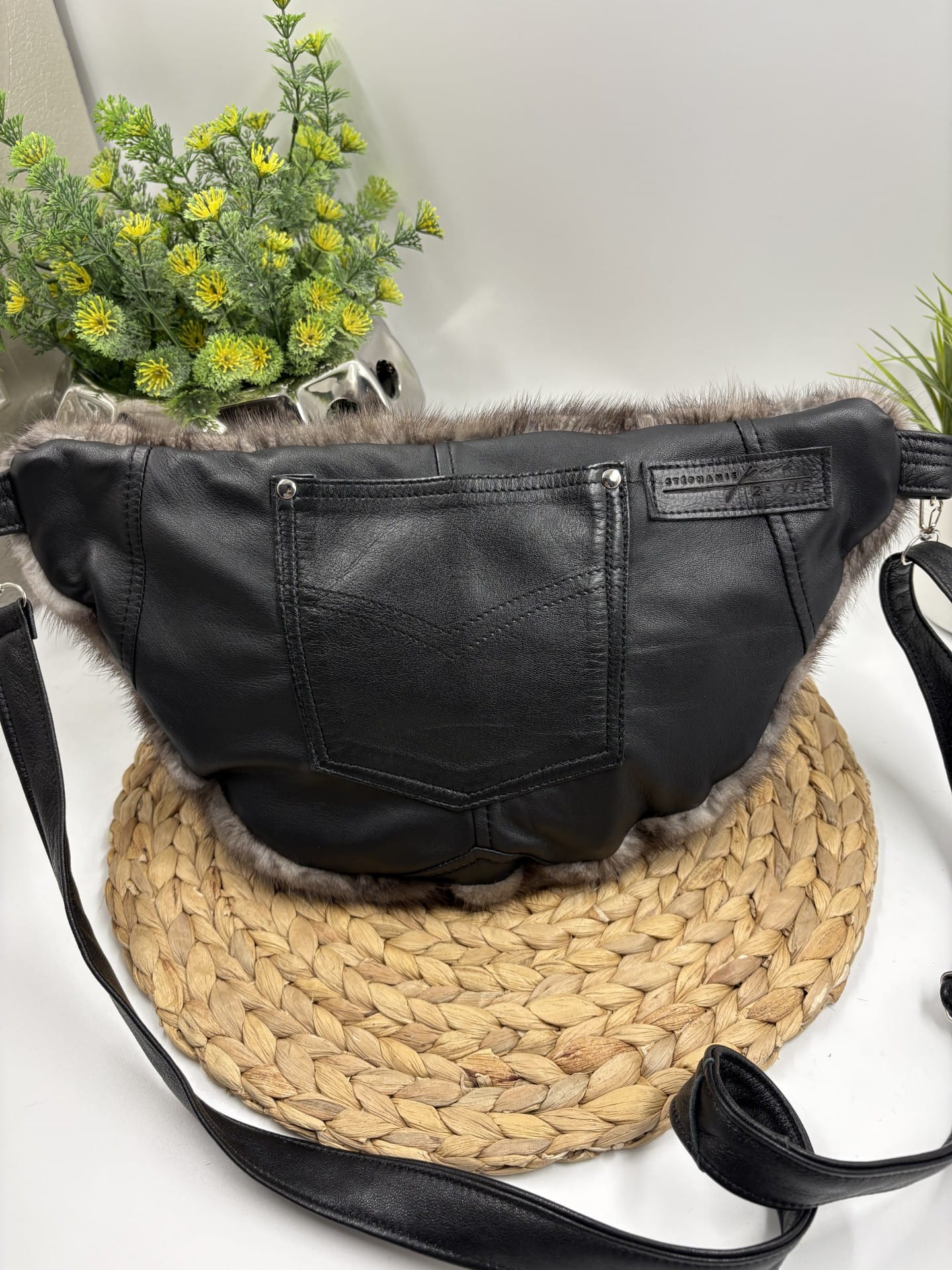 Sac banane de fourrure recyclée en vison gris foncé – Image 2