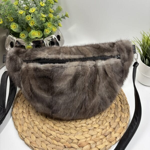 Sac banane de fourrure recyclée en vison gris foncé