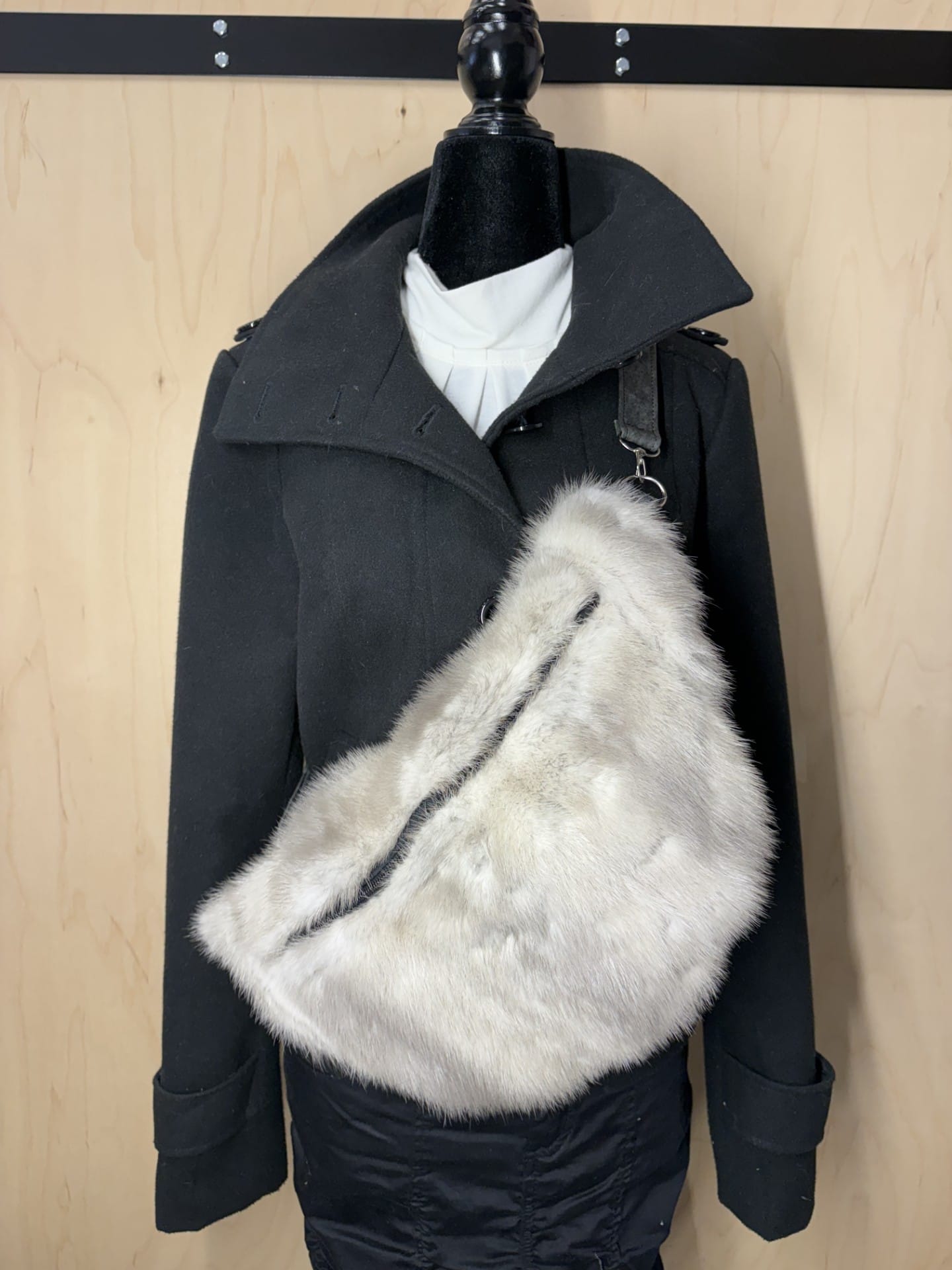 Sac banane de fourrure recyclée en vison gris et cuir gris – Image 4