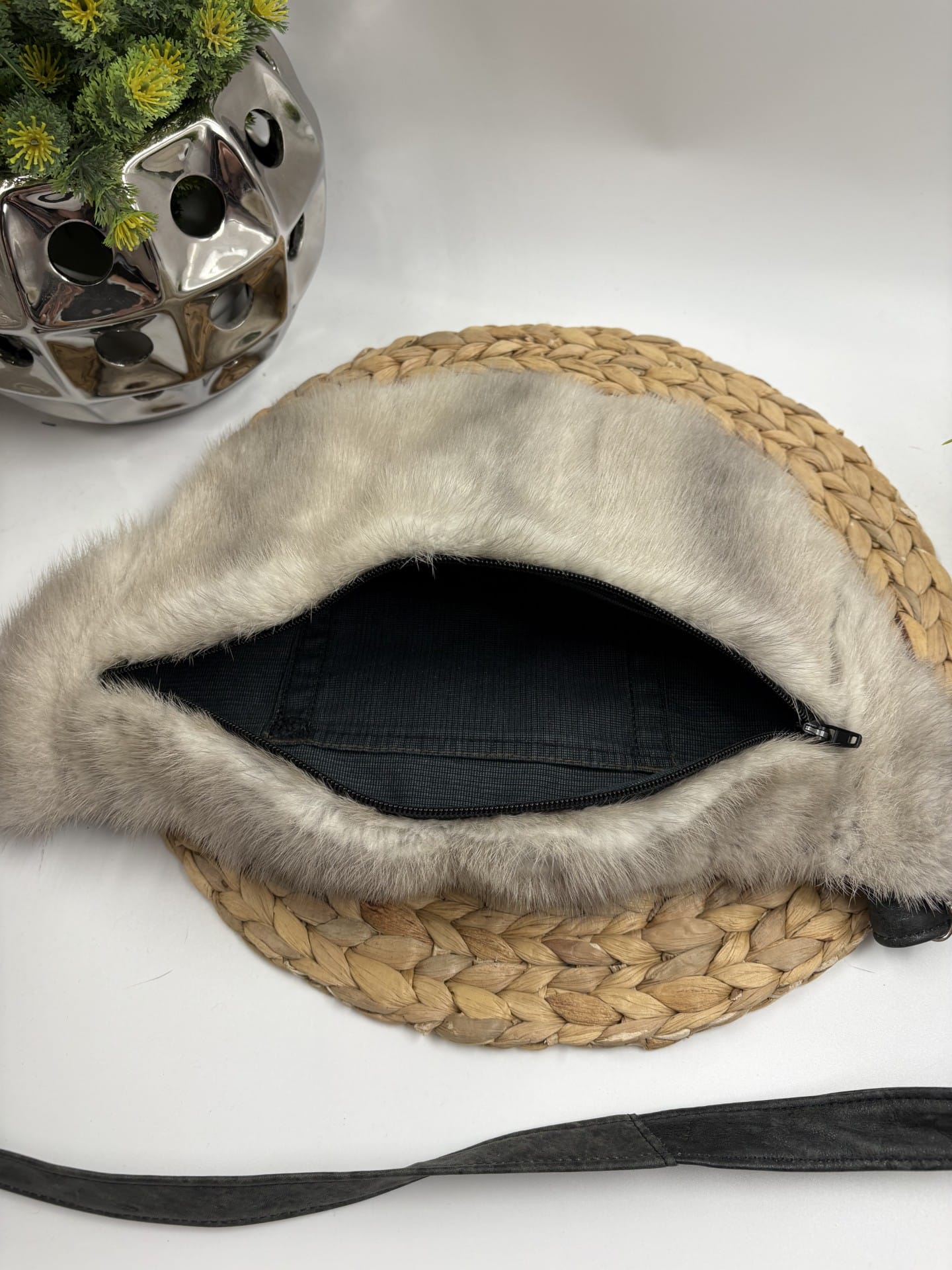 Sac banane de fourrure recyclée en vison gris et cuir gris – Image 3