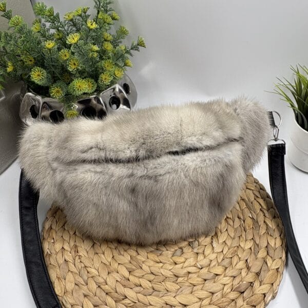 Sac banane de fourrure recyclée en vison gris format moyen