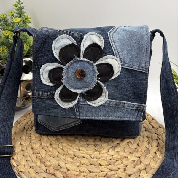 Sac bandoulière en jeans recyclé avec fleur appliquée