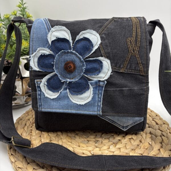 Sac bandoulière en jeans recyclé avec fleur appliquée
