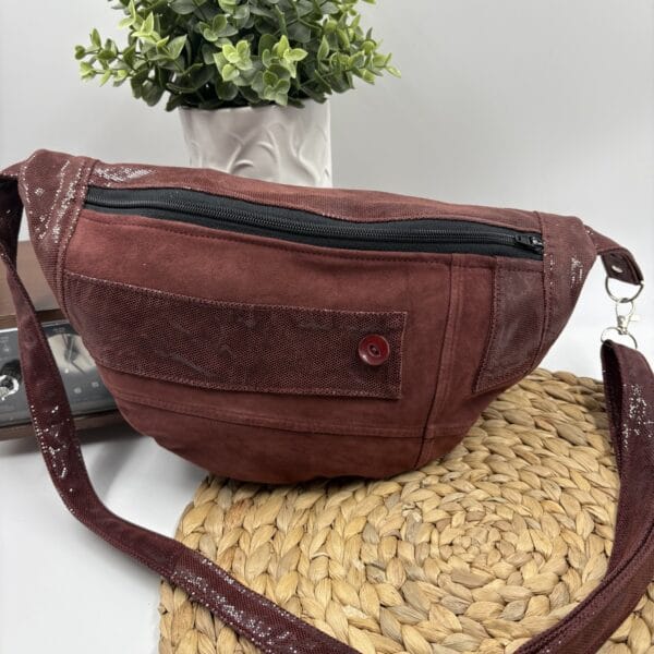 Sac banane en cuir rouge vin et cuir texturé
