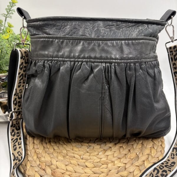Sac à bandoulière de cuir noir et accent léopard