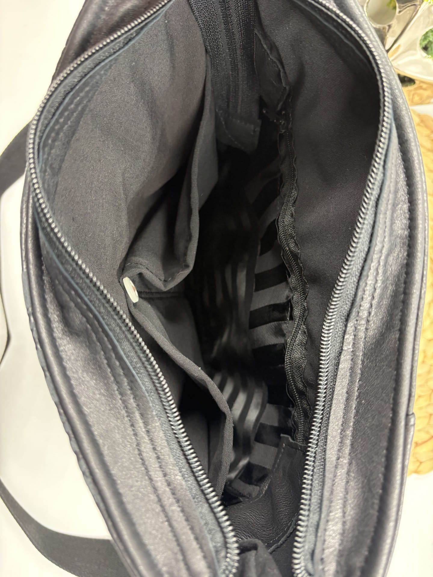 Sac à bandoulière de cuir noir et accent léopard – Image 3