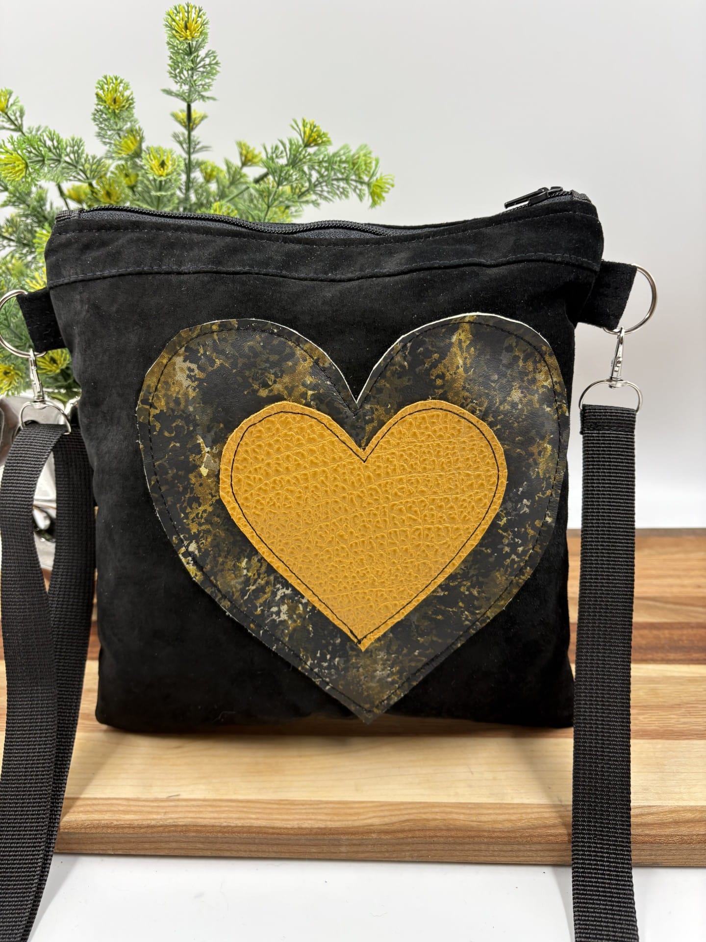 Sac à bandoulière coeur jaune en suède noir