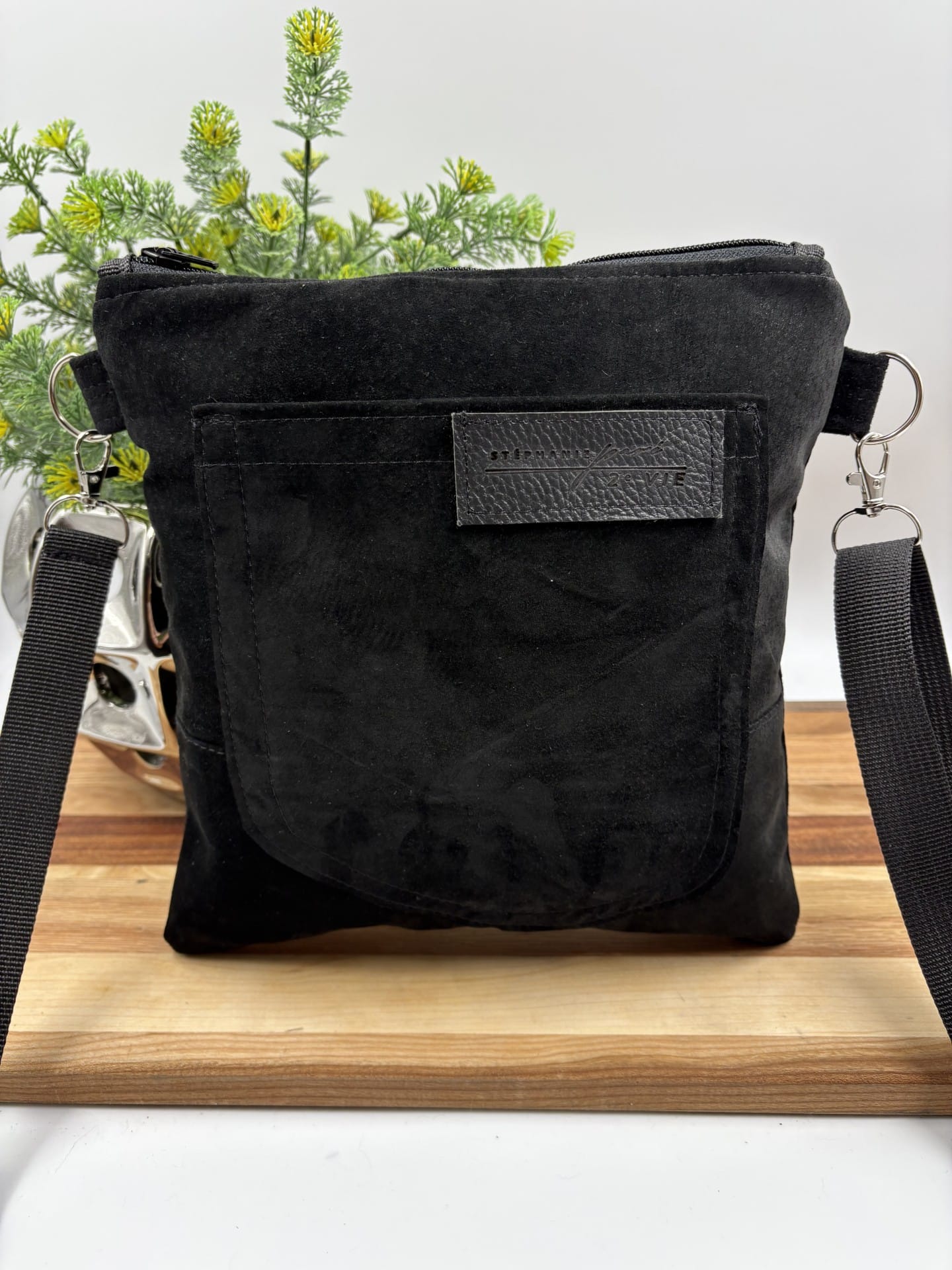 Sac à bandoulière coeur jaune en suède noir – Image 2