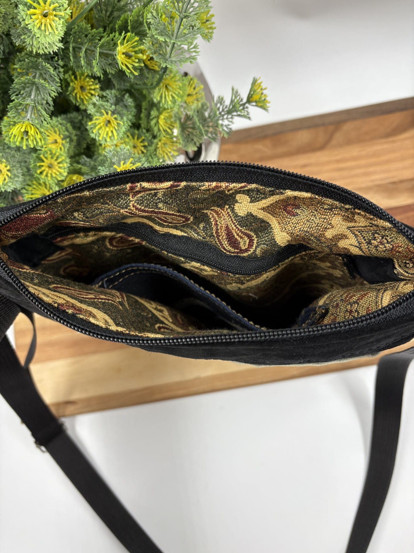 Sac à bandoulière coeur jaune en suède noir – Image 3