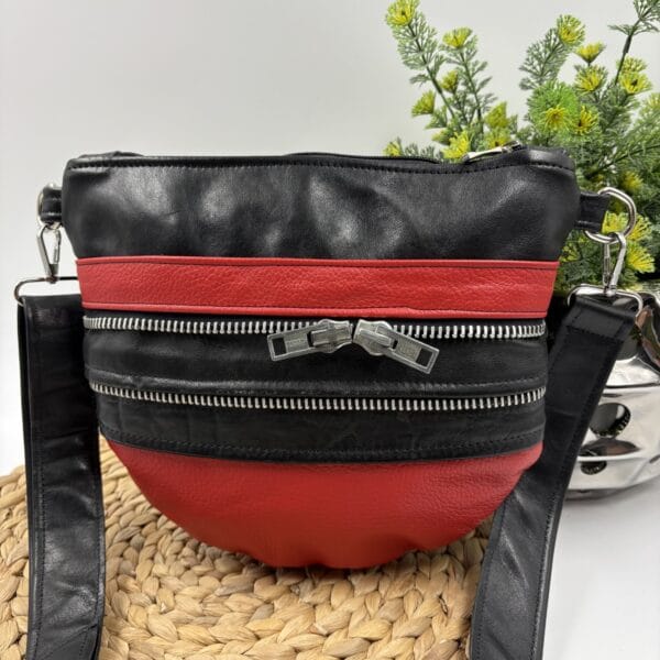 Sac à main à bandoulière noir et rouge