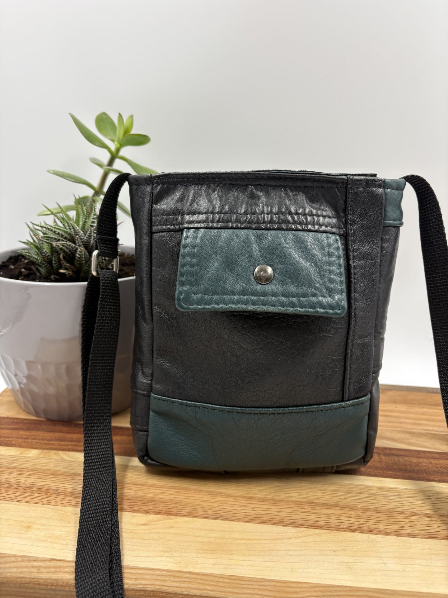 Sac à bandoulière de cuir noir et vert