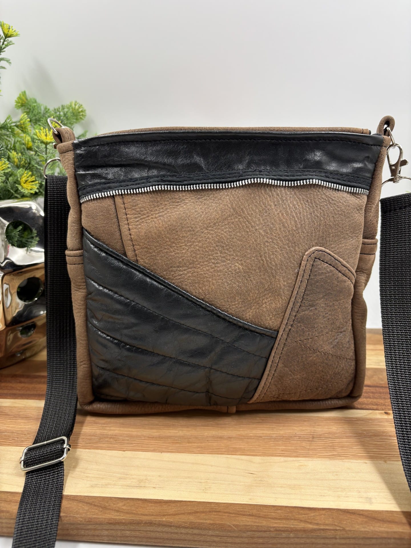 Sac à main à bandoulière au mélange de cuir brun et noir
