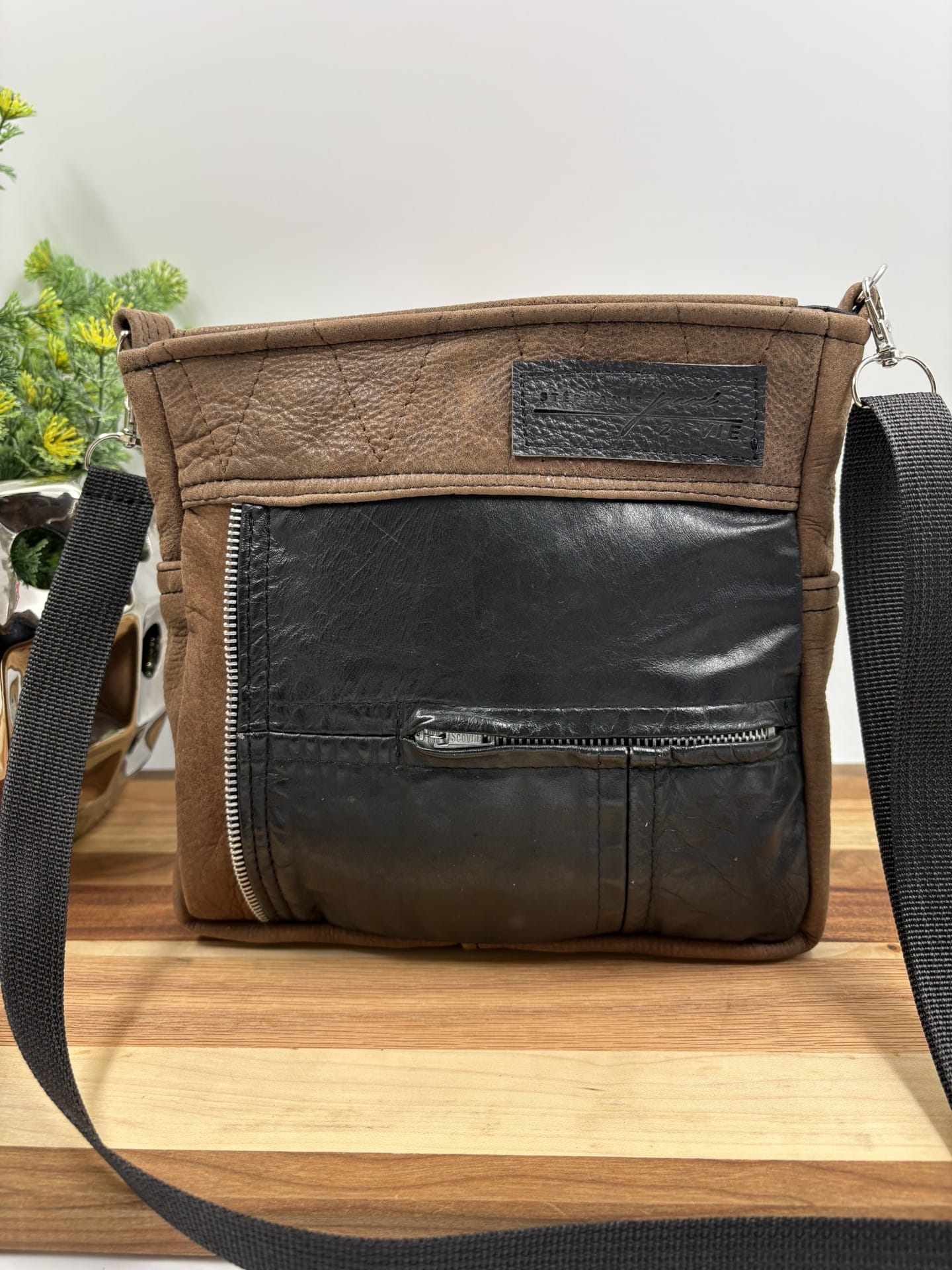 Sac à main à bandoulière au mélange de cuir brun et noir – Image 2