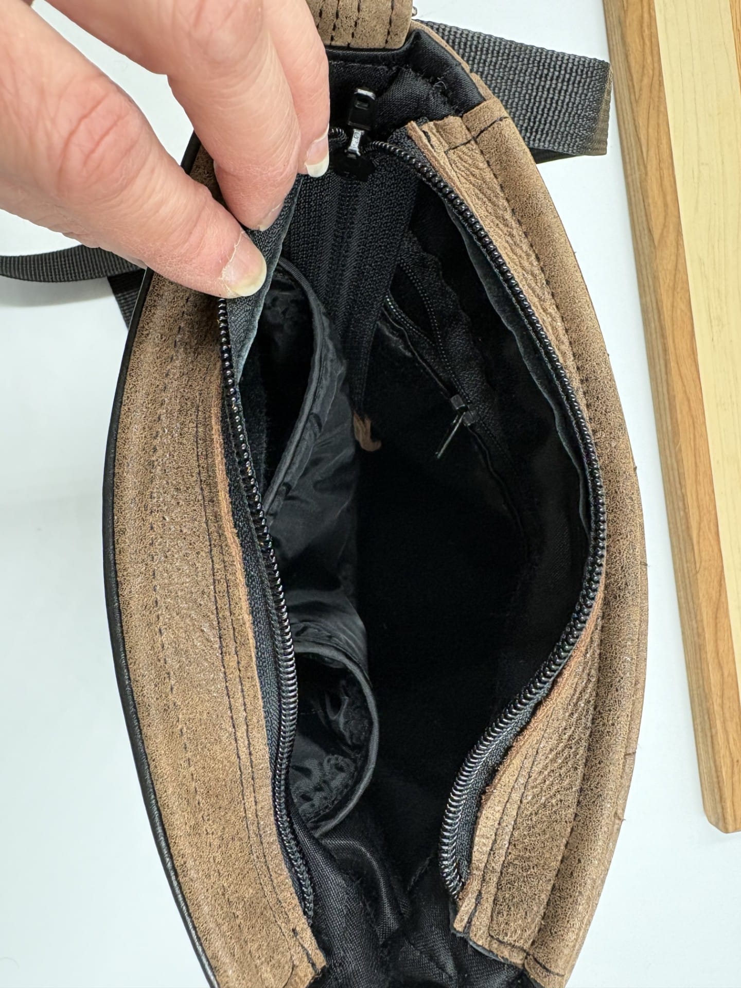 Sac à main à bandoulière au mélange de cuir brun et noir – Image 3