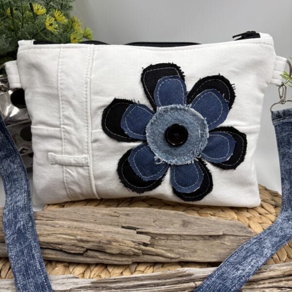 Sac à bandoulière en jeans blanc et grosse fleur
