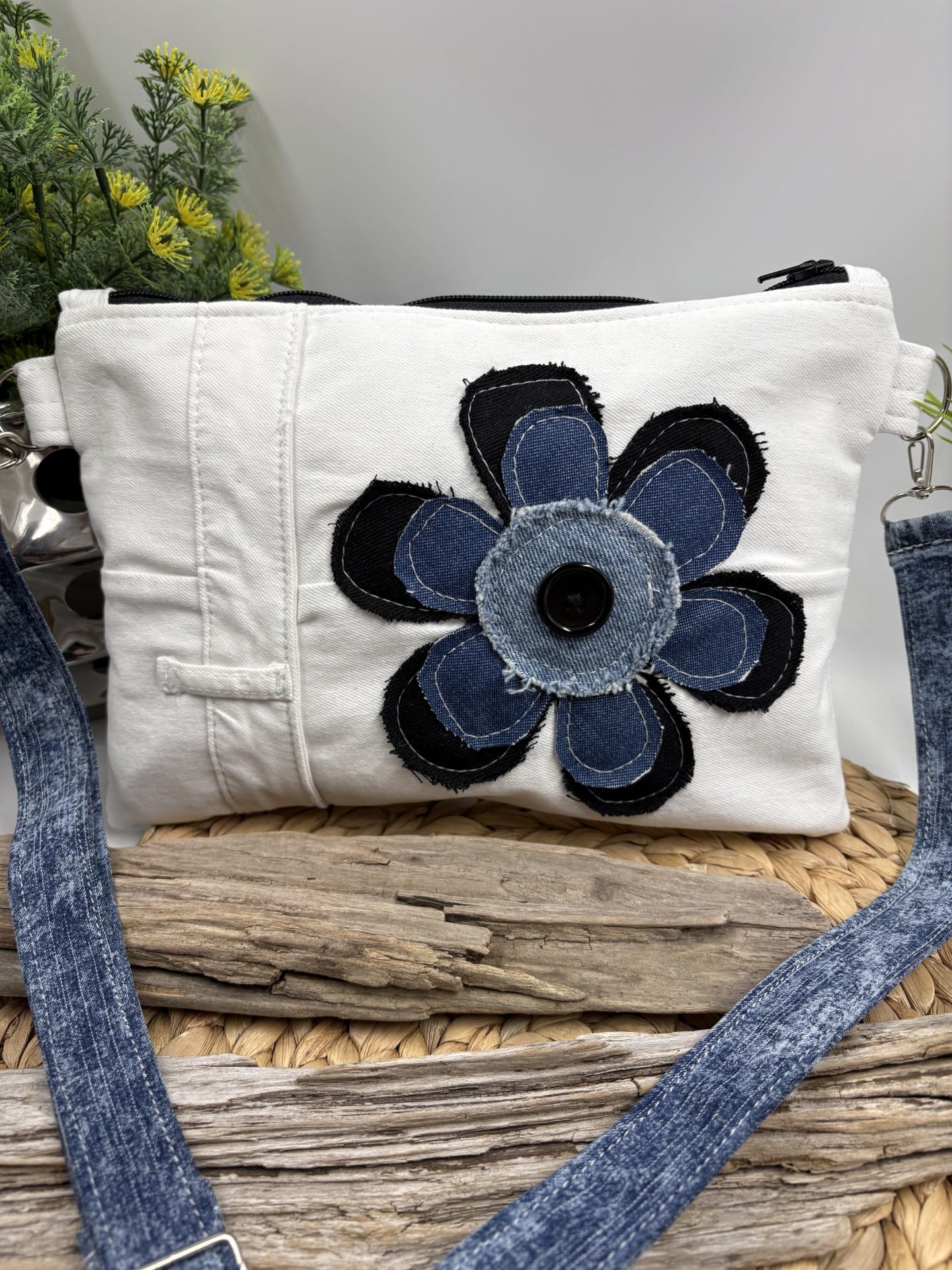 Sac à bandoulière en jeans blanc et grosse fleur