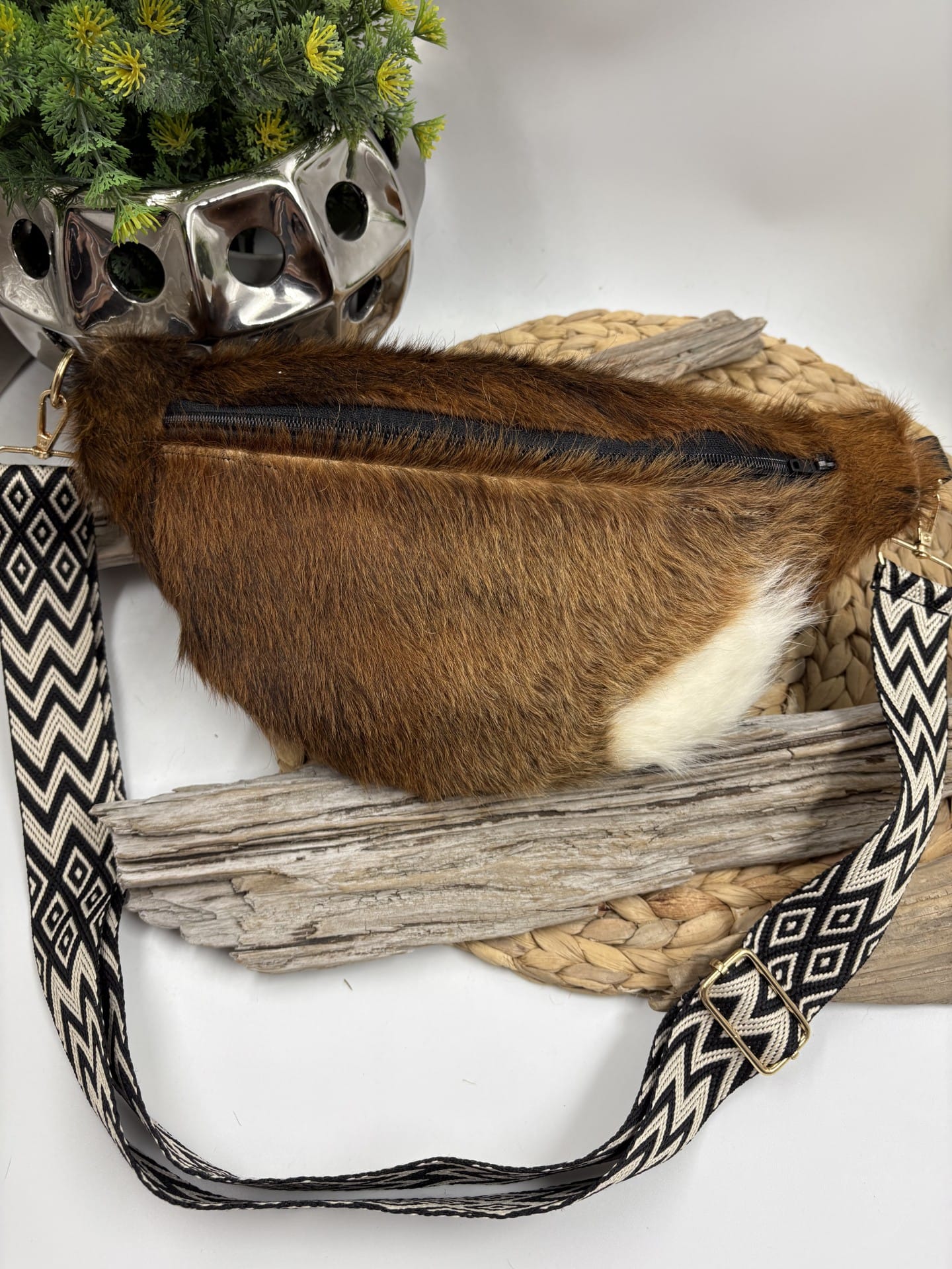 Sac banane de style western bohème en peau de vache recyclée de format moyen