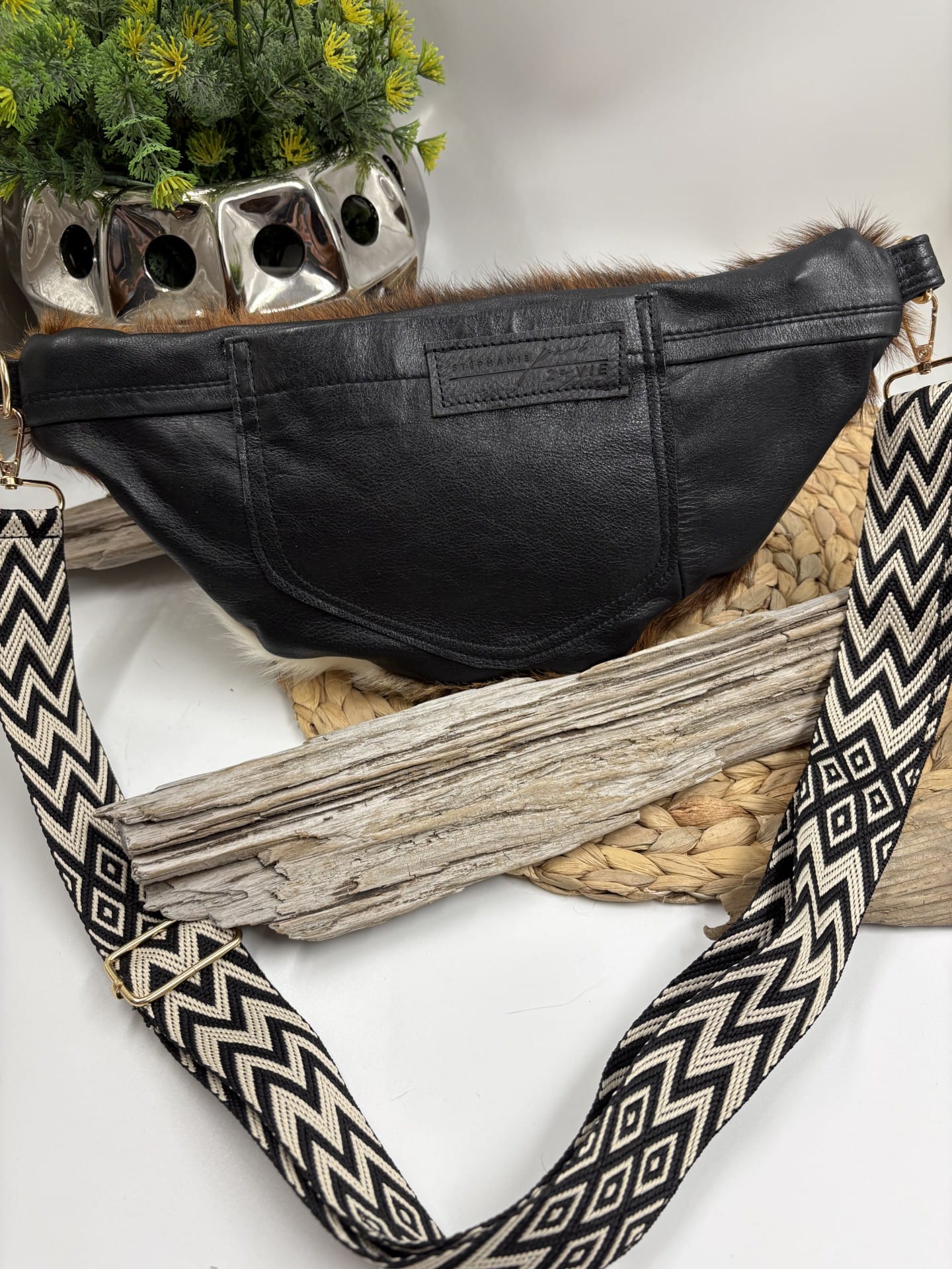 Sac banane de style western bohème en peau de vache recyclée de format moyen – Image 2