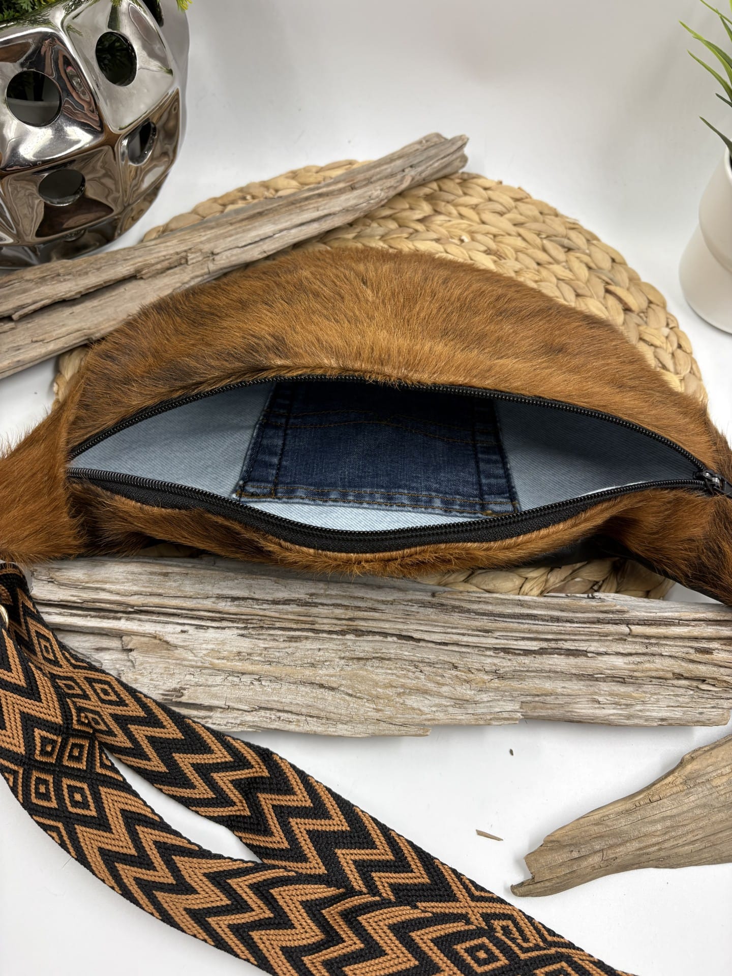 Sac banane en peau de vache recyclée de grand format – Image 3