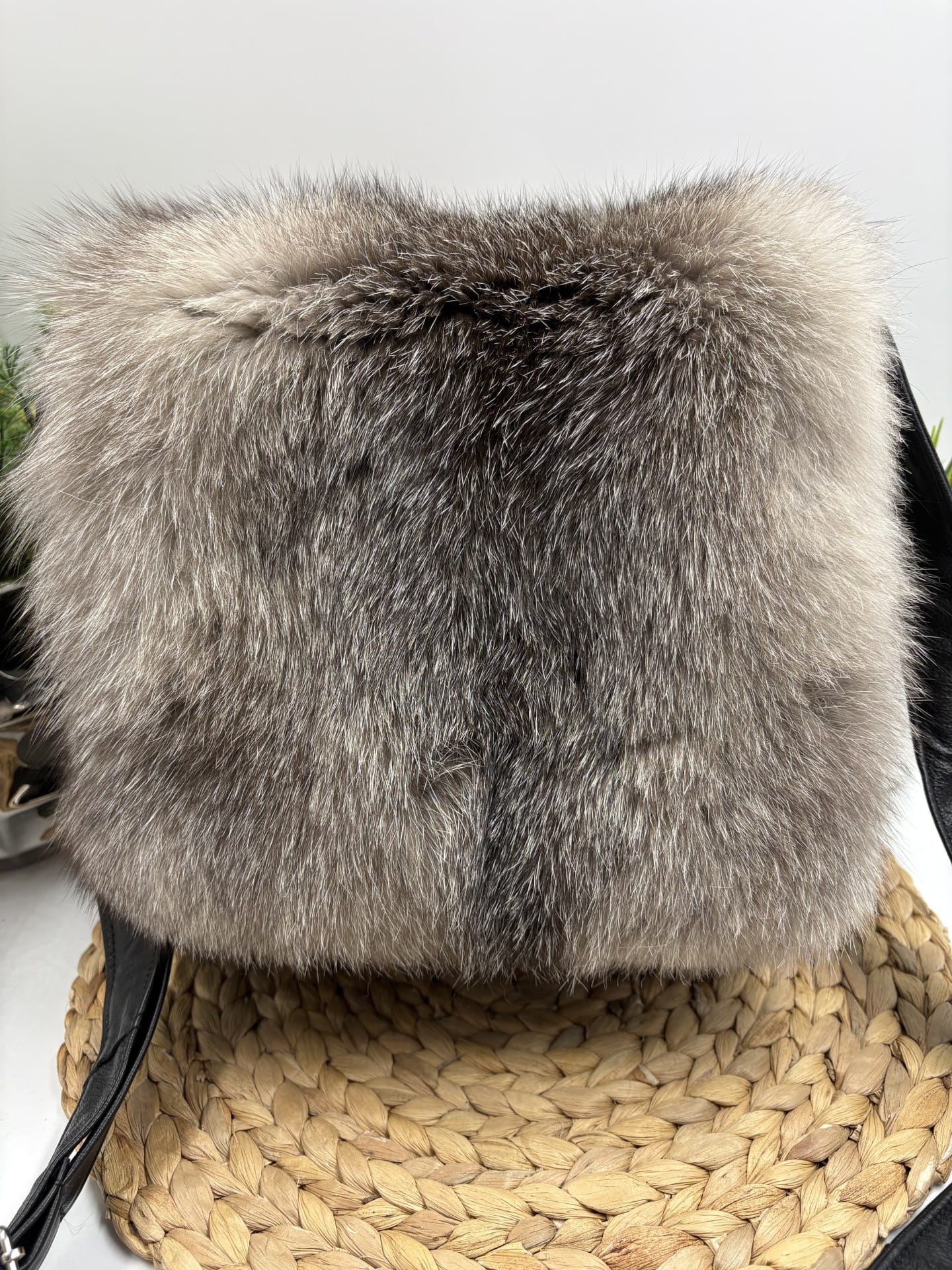 Sac à bandoulière en cuir noir et renard argenté recyclé