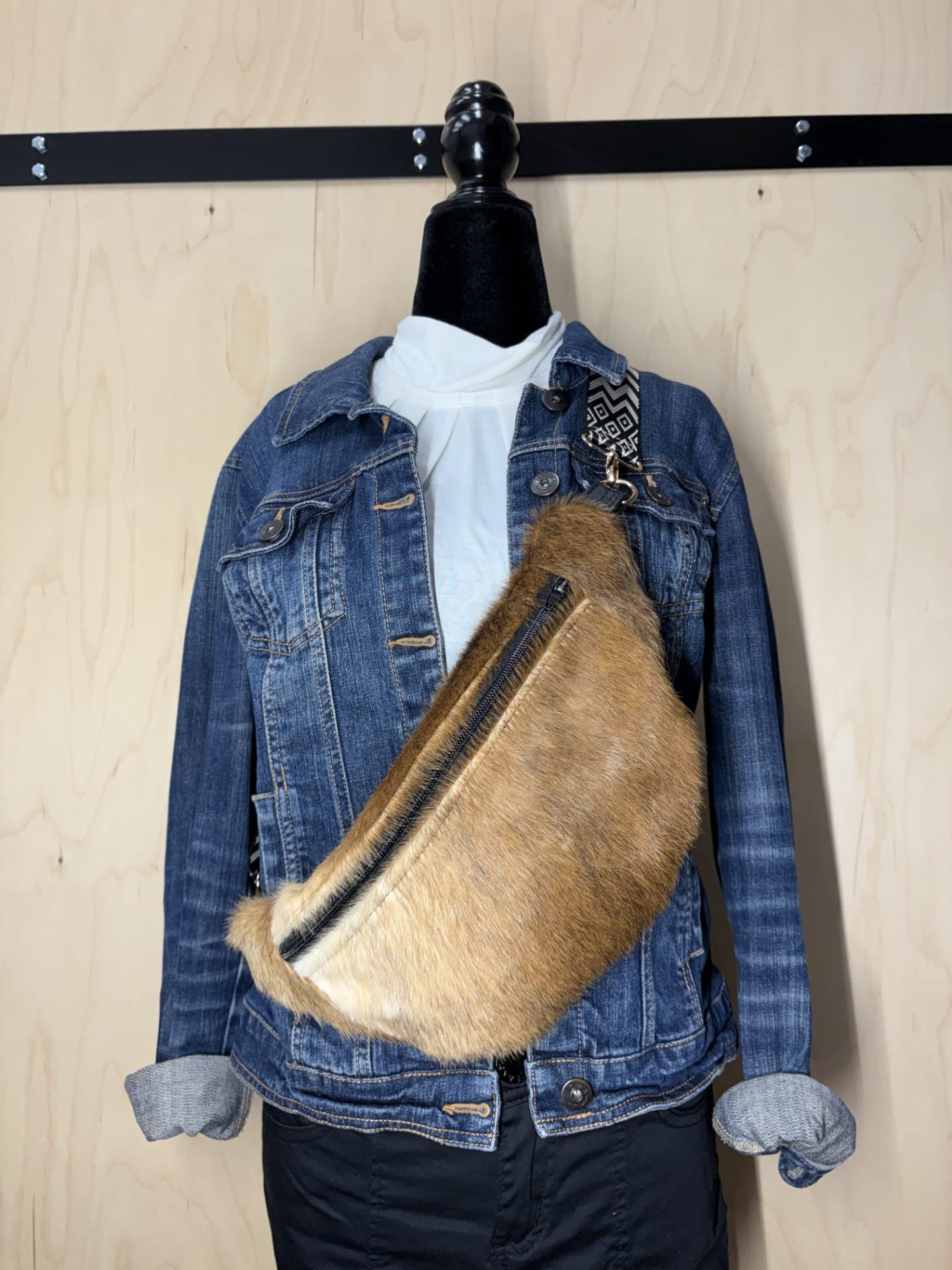Sac banane de style western bohème en peau de vache recyclée de format moyen – Image 4